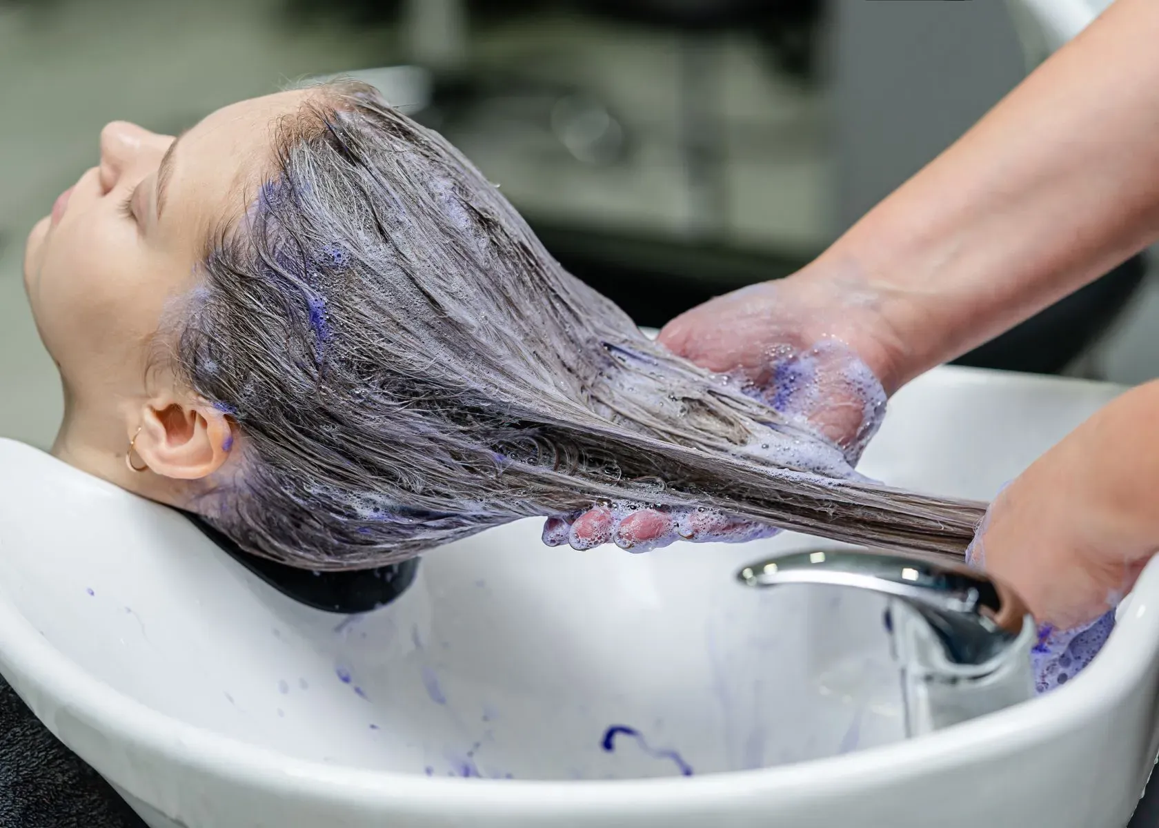 Step-By-Step Guide To Safely Bleach Wet Hair