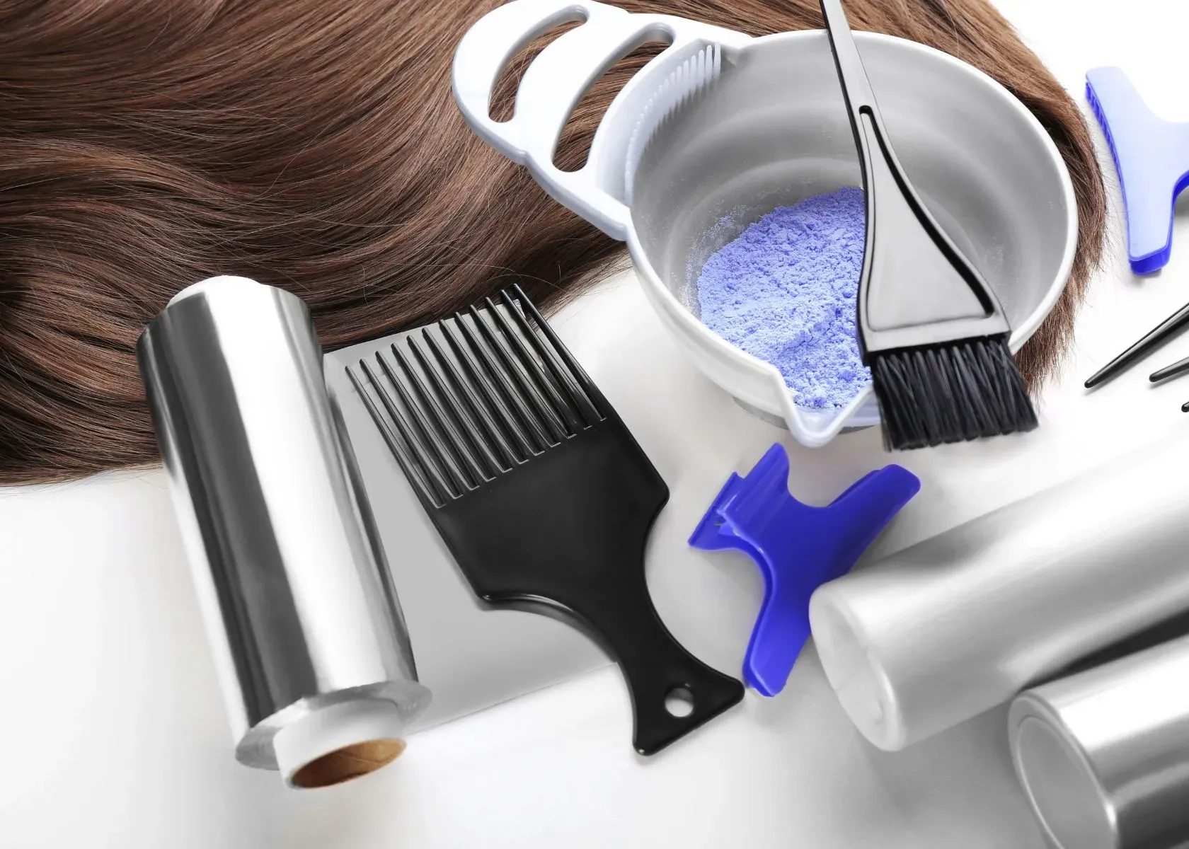 The Difference Between Powder and Liquid Hair Bleach