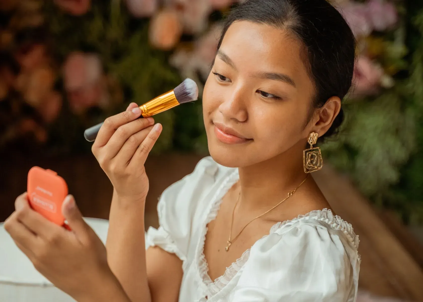 Tips for Applying Blush on an Oval Face