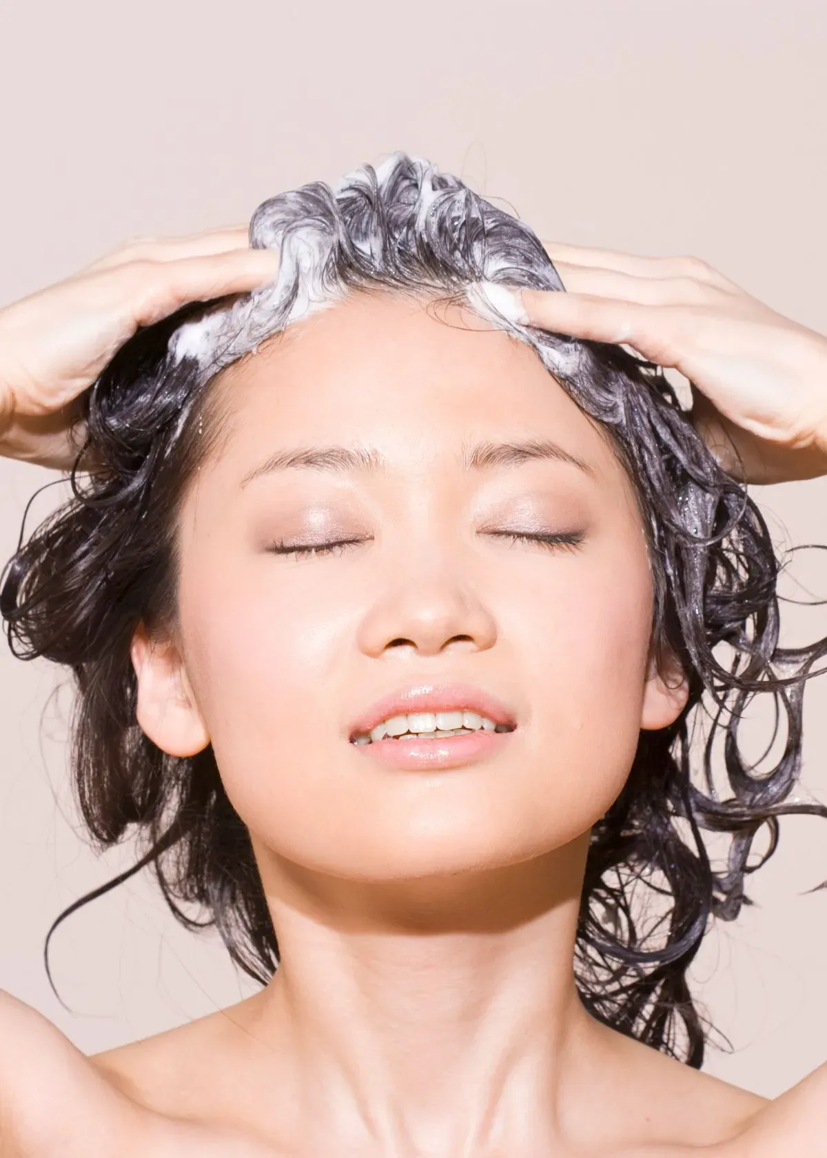 Tackling Dandruff: A Comprehensive Guide to Choosing the Best Dandruff Shampoos